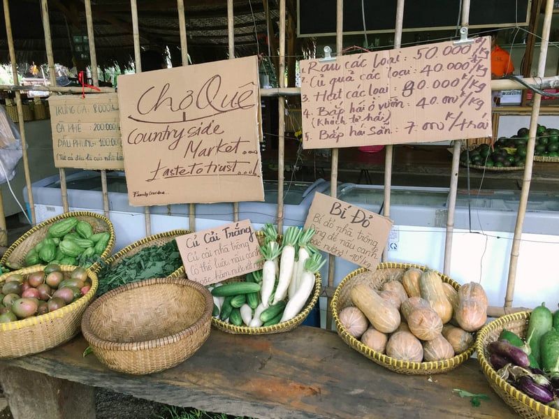 Khu vực chợ quê bày bán rau củ sạch