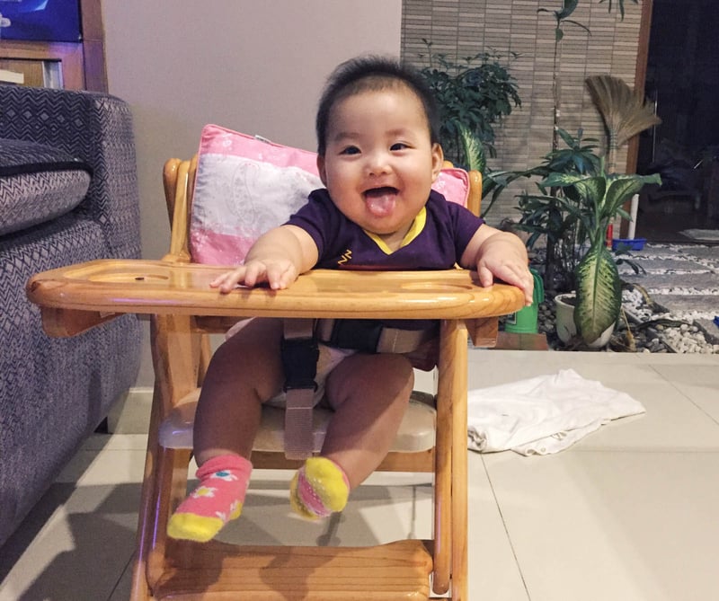 Silk thích thú với ghế ăn mới <3