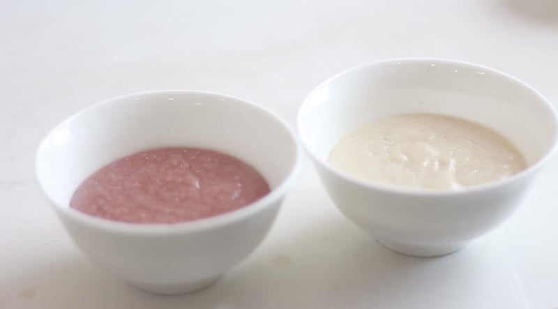 Cháo loãng và rau củ nghiền để riêng giúp bé cảm nhận hương vị mỗi loại thực phẩm rõ ràng