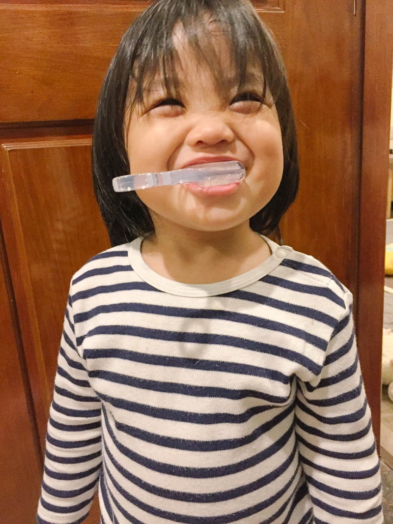 Silk hứng thú với việc đánh răng nhờ bàn chải yêu thích