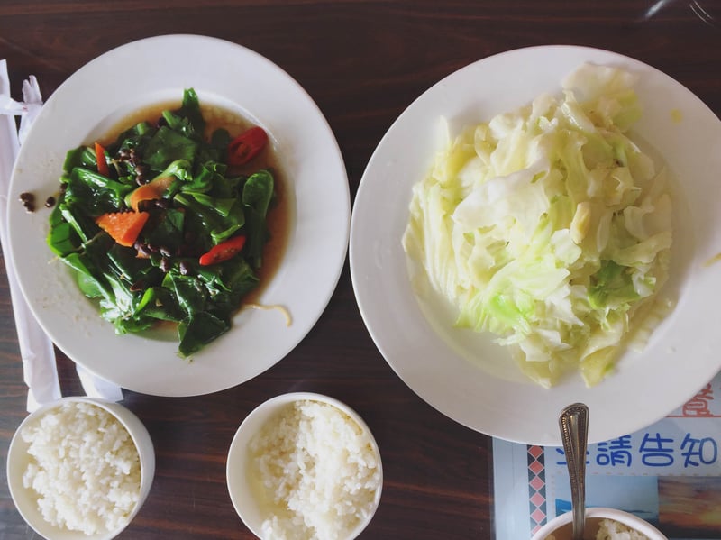 Thỉnh thoảng Silk vẫn tham gia ăn chay cùng mẹ trong lúc du lịch nè