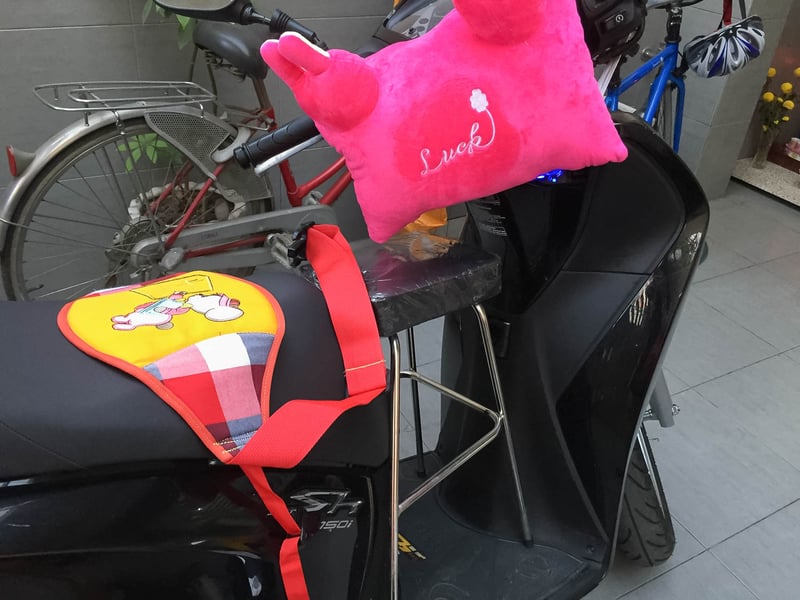 Chia sẻ kinh nghiệm chọn ghế ngồi xe máy cho bé