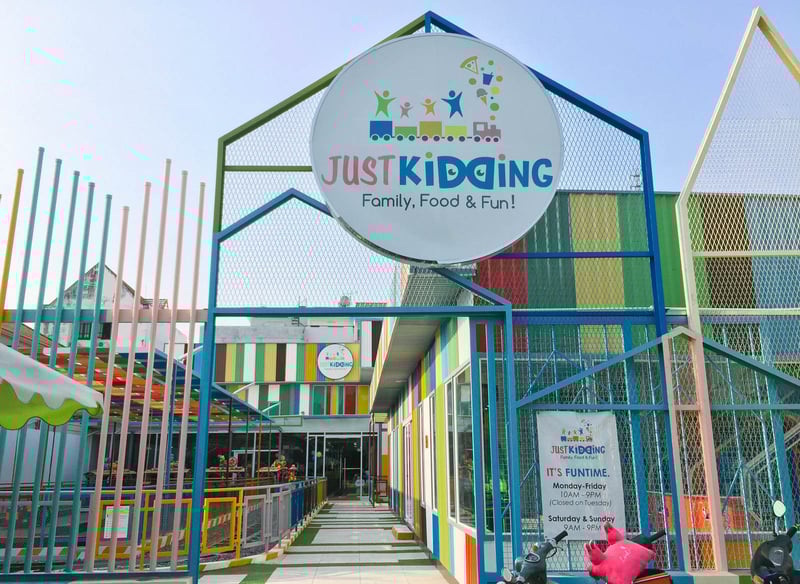 Bé thoải mái vui chơi cuối tuần tại Just Kidding
