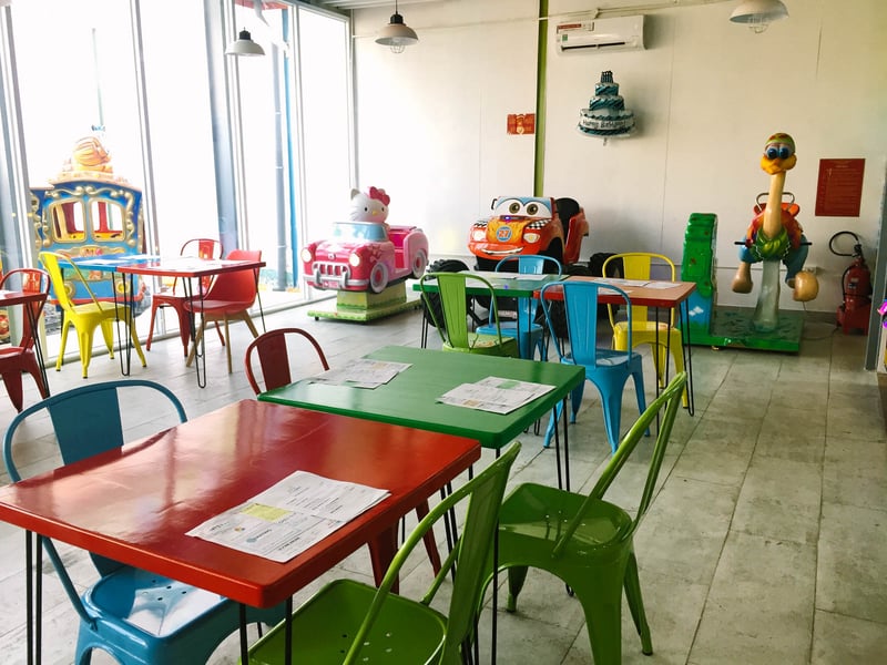 Khu vực thú nhún và quầy chơi điện tử Just Kidding