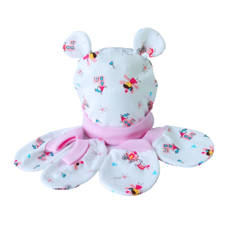 Số lượng nón và bao tay bao chân tương đương với số lượng áo các mẹ chuẩn bị cho bé nhé!