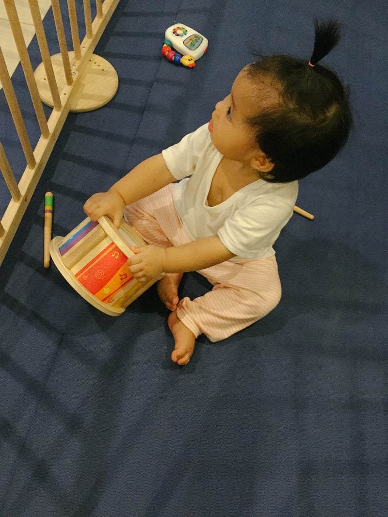 Silk mê mẩn những thứ đồ chơi phát ra tiếng động. Chị ta ôm trống đánh :))