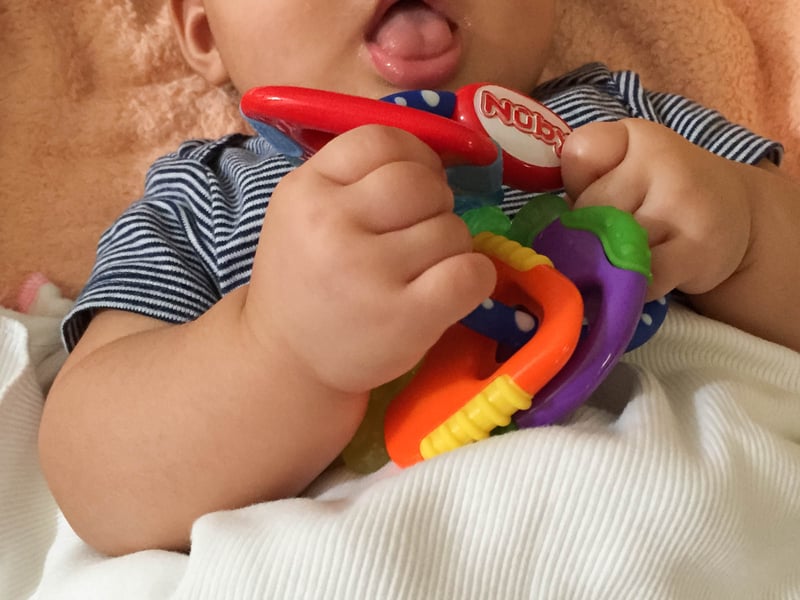 Nuby Icybite - Món đồ chơi tuyệt vời giúp bé khám phá bản thân