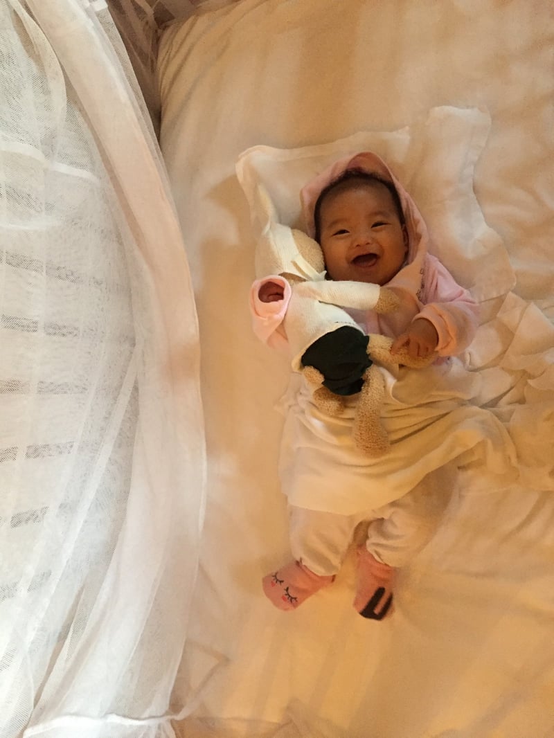 Sau khi bú no, chơi cùng mẹ, Silk chuẩn bị tự ngủ... với thỏ :))