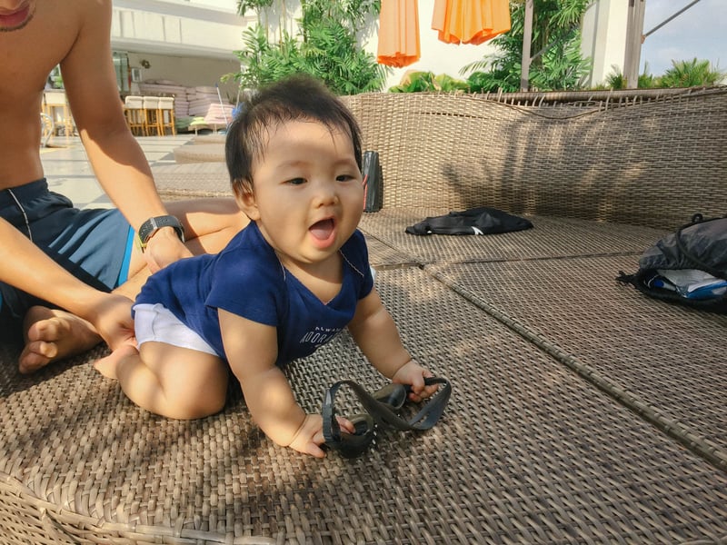 Silk thích thú bò khắp nơi khám phá sân chơi mới