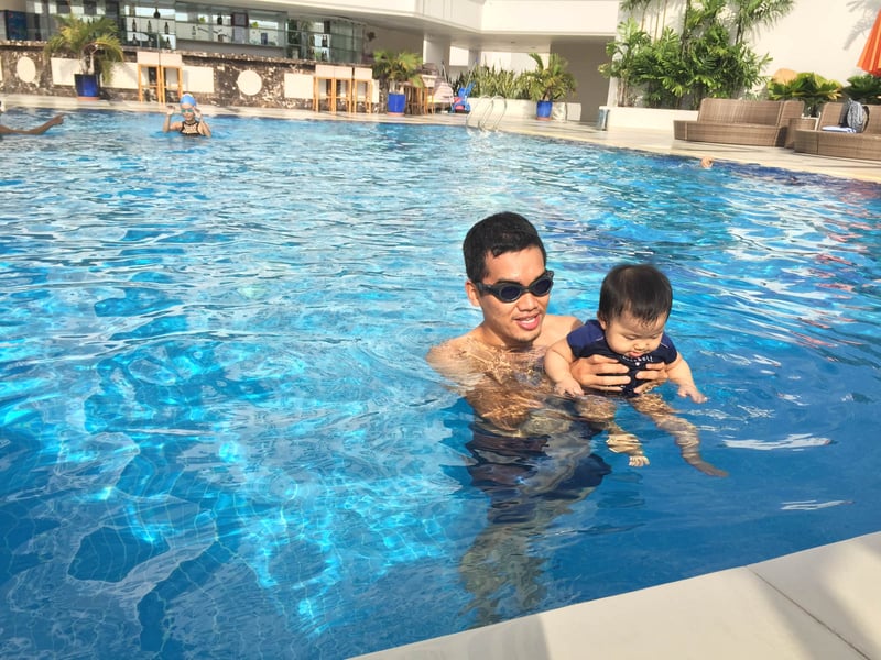 Silk được ba mẹ cho làm quen với nước khi còn rất nhỏ.