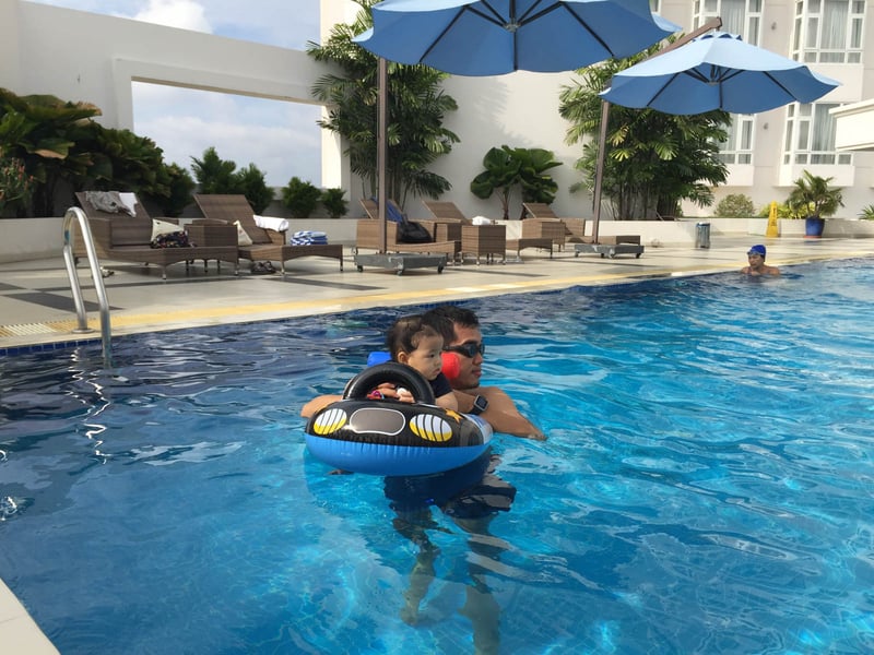 Ba cho Silk lên xe phao chơi thư giãn sau "tiết học"