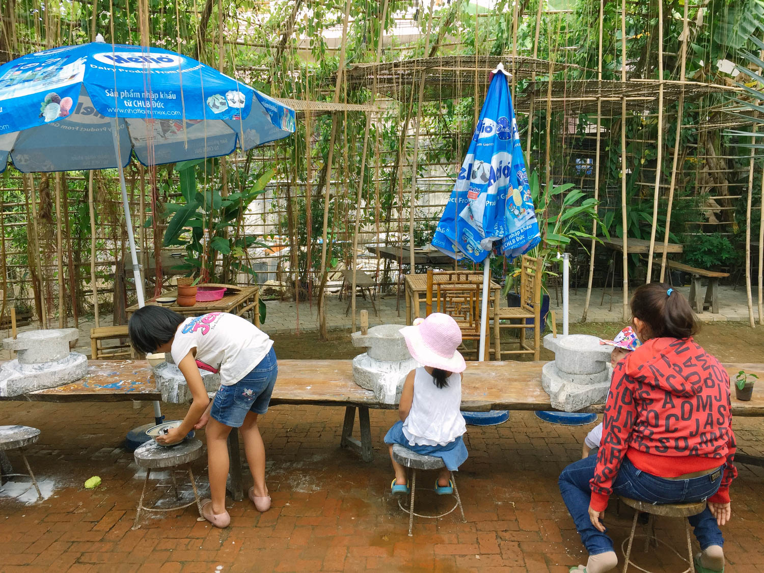 Đây hình như cũng là một trong số hoạt động vui chơi ngày thứ bảy - xây gạo