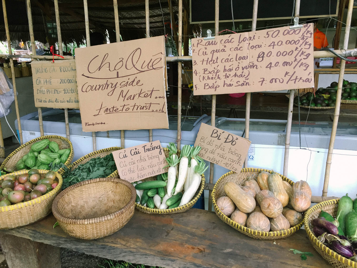 Khu vực chợ quê bày bán rau củ sạch