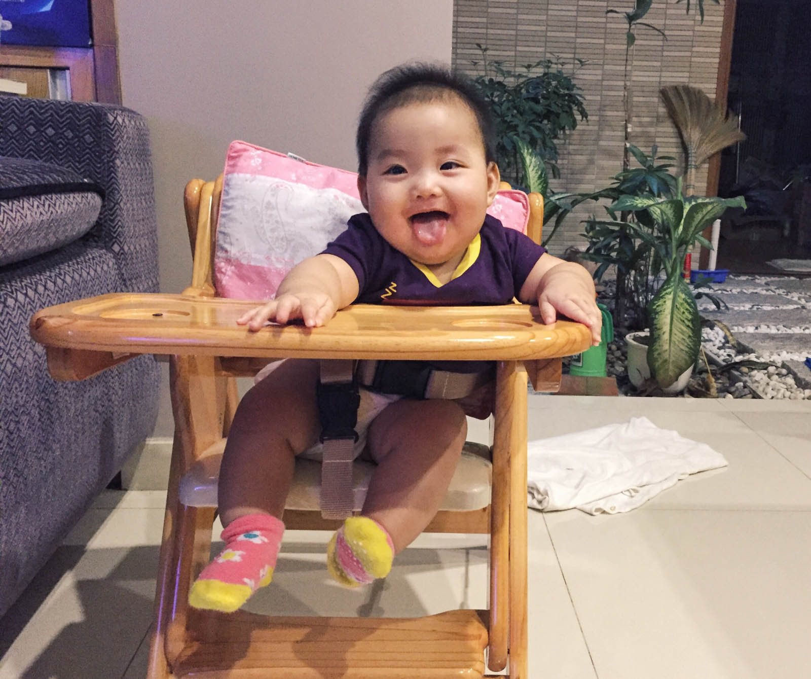 Silk thích thú với ghế ăn mới <3