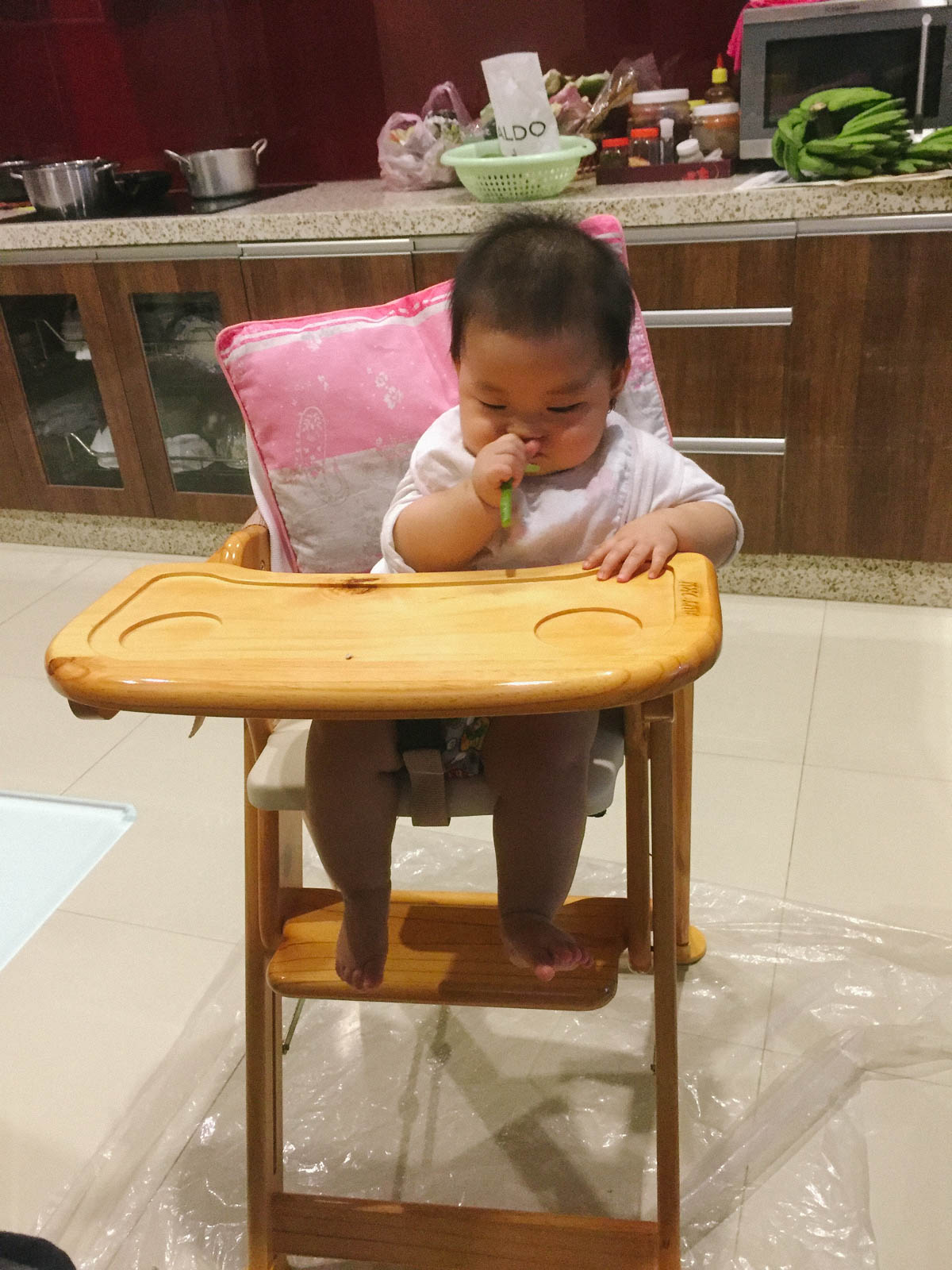Silk đang thích thú nhấm nháp đậu luộc