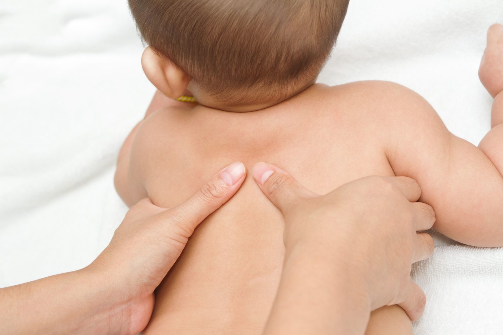 Dầu dừa nguyên chất an toàn massage cho bé
