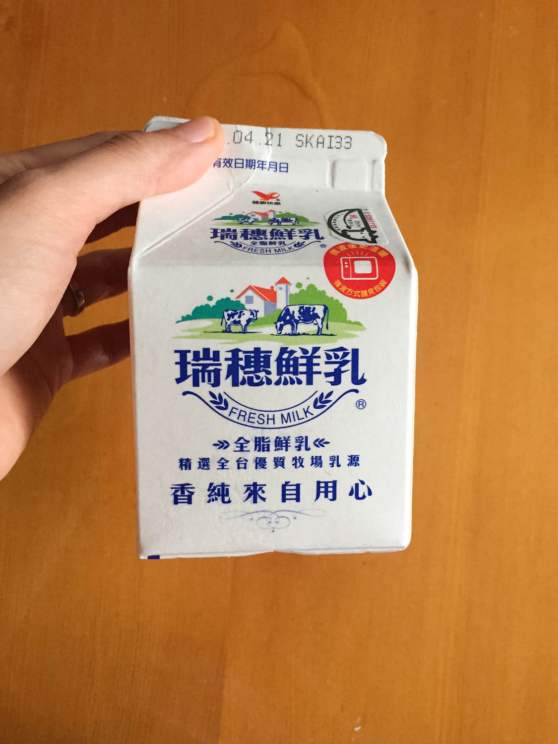 Sữa tươi nguyên kem không đường mà bé có thể uống được nhé. Đây là hộp sữa tươi gắn liền suốt chuyến đi Đài Loan của Silk nè.