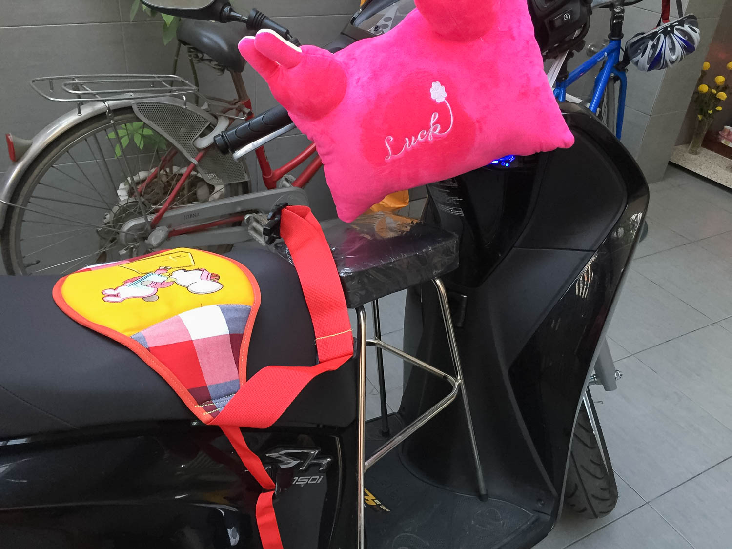 Chia sẻ kinh nghiệm chọn ghế ngồi xe máy cho bé