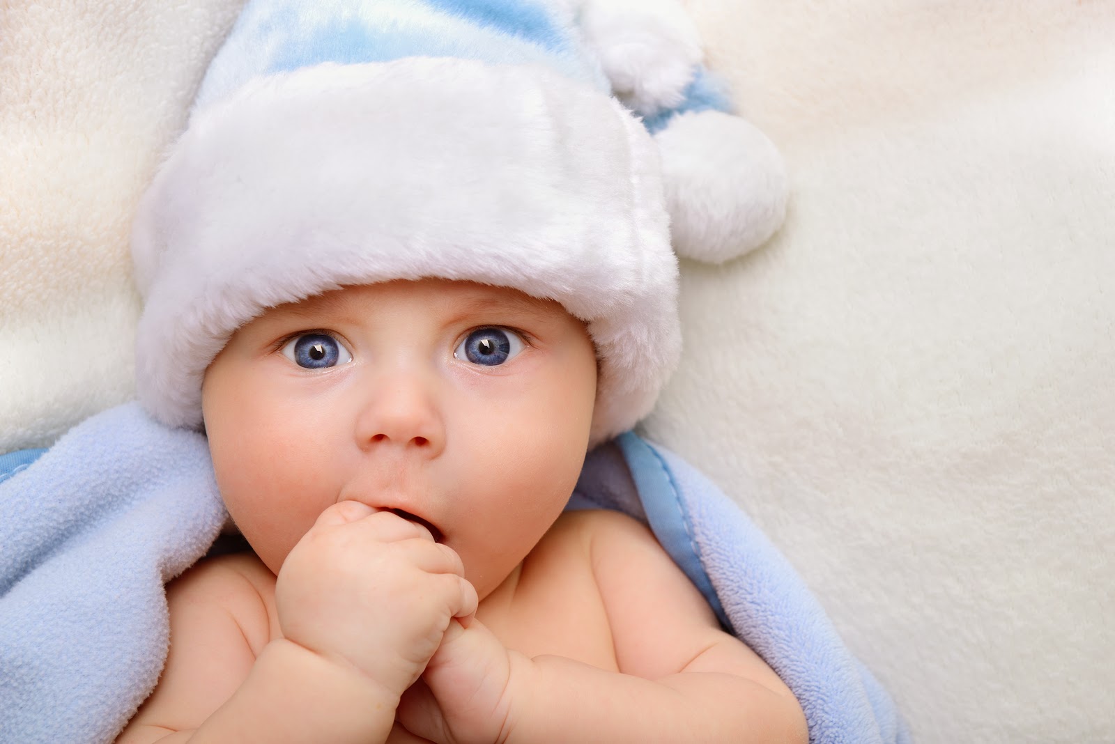 Khăn quấn là vật dụng không thể thiếu cho bé, giúp giữ ấm cơ thể, vừa tạo cảm giác an toàn như trong bụng mẹ cho con
