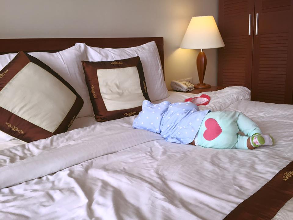 Khi đi du lịch, các mẹ nên tranh thủ lúc con ngủ hoặc khoảng thời gian thuận tiện để hút sữa, bảo đảm nguồn sữa cho con nhé