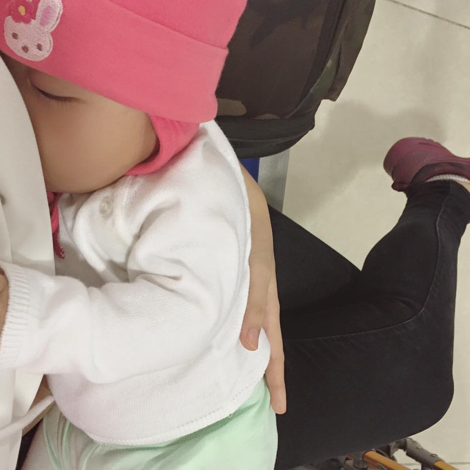 Silk ngoan ngoãn bú mẹ trong lúc làm thủ tục