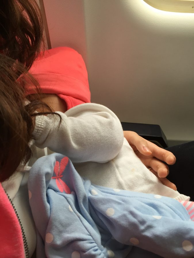 Bé ngủ khi di chuyển là cách hay nhất vừa giúp bé bớt quấy và mẹ thư giãn Trộm vía Silk bay ngoan, toàn ngủ là ngủ.